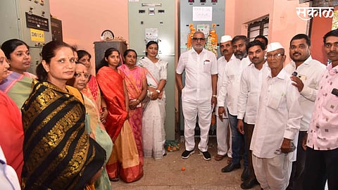 Balasaheb Gadve, Ratan Jadhav, Keru Dada Khatile, Arun Ghorpade, Narayan Bhosle, Mahesh Gadve, Vitthal Raje Ugle, Sarpanch Pandharinath Dhokne, Sarpanch Prabhakar Harak along with MLA Manikrao Kokate while inaugurating the switch on of Pandhuli to Sakur Phata 33 KV sub station in Sinnar taluka. , Principal Ritesh Bairagi, Engineer Shri. Gyandev Padalkar, Executive Engineer Shri. Rajaram Dongre as well as Deputy Executive Engineer of Ingatpuri Mr. Prajapati and Sinner Deputy Executive Engineer Shri. Pawar and others were present.