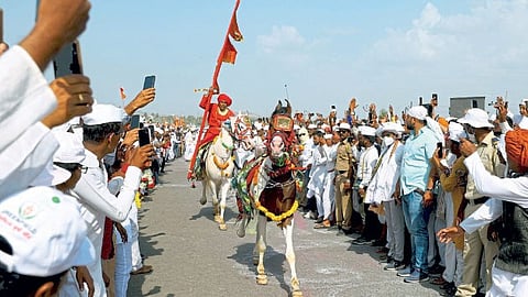 ashadi wari 2023 wari taradgaon ringan culture palkhi pandharpur vitthal rukmini