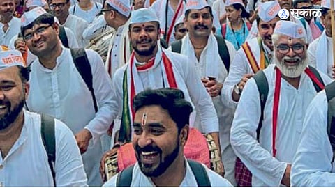 ashadi wari 2023 it employee participate in wari alandi pandharpur warkari india culture