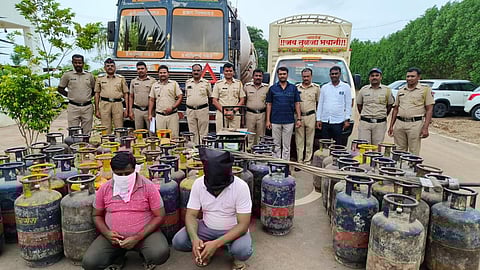 two arrested police caught gas cylinder sold black market solapur