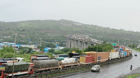 Traffic jam on mumbai-bangalore highway vehicles at Katraj Dari Bridge to Warje police pune