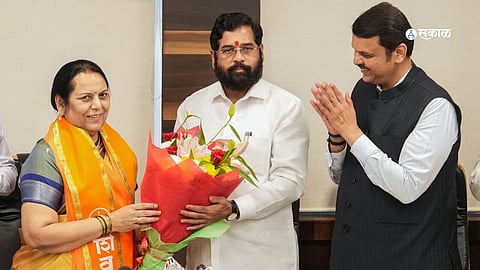 Shiv Sena Uddhav Thackeray faction issued disqualification notice against neelam gorhe manisha kayande Viplav Bajoria