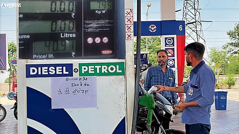 Petrol Pump वर 0.00 चेक करण्याच्या नादात या स्कॅमकडे कोणाचंच लक्ष नसतं, तुम्हीही हीच चूक करता काय?