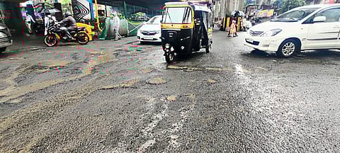 मेट्रो कामामुळे रस्त्यावर खड्डे