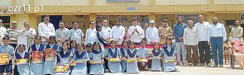 ओझरच्या विघ्नहर विद्यालयात 
शैक्षणिक साहित्याचे वाटप