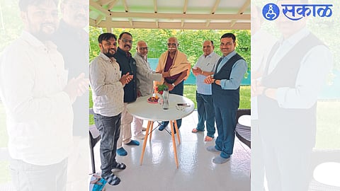 Yevla office bearers inviting Ranganath Pathare for the post of president of the Sahitya Samelan.