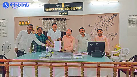 Shiv Sena's Anil Mahajan, Pundalik Sonawane, Akshay Malche, Manoj Dhadiwal, Rakesh Mahajan etc. while giving a statement of 'Rastaroko' movement to Tehsildar Mukesh Hiwale.