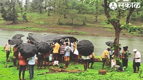 At Umbarde (W) (T. Surgana), villagers build a pyre by laying tarpaulin on the ground in the absence of a cremation shed.