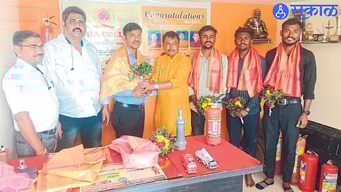 Eknath Gaikwad of Congress, Founder President Deepak Gaikwad, Principal Bhushan Gaikwad while felicitating students at Disha College.