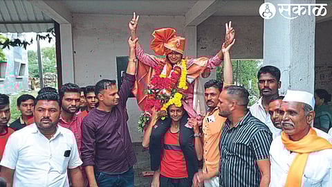 Students and villagers of Commando Defense Career Academy felicitating Manisha Chavan, who was selected as Police Sub-Inspector in Vaibothi (Yewla).