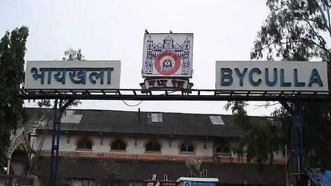 central railway signal failure Byculla down line trains running late by 10-15 minutes mumbai