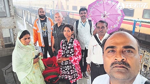 Teachers Kailas Nikam, Hemant Joshi, Jitendra Patil, Kumawat, Vijay Sonwane, Bh. no Chaudhary, Rane etc.