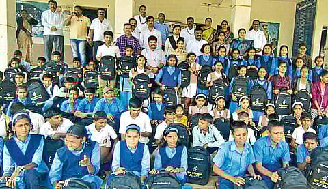 वीसगाव खोऱ्यातील विद्यार्थ्यांना शालेय साहित्य वाटप