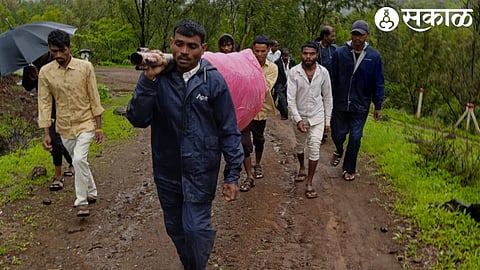 Junavanevasti (T. Igatpuri): As there is no road, the pregnant woman was taken to the hospital by beating her with a pipe.