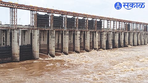 Although there is no heavy rain in the area, the water of Tapi river