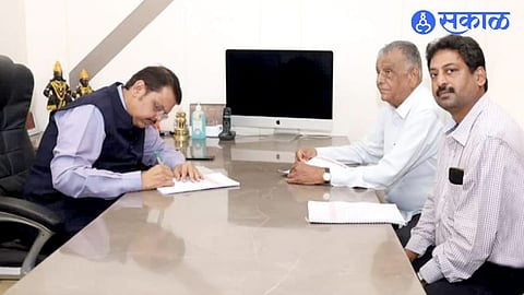 Devendra Fadnavis, Maharashtra State Electricity Workers Federation President Mohan Sharma, Joint Secretary P. V. Naidu etc