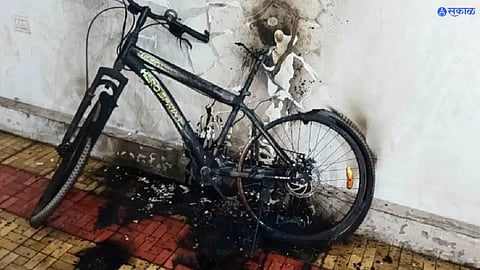 Pune Crime : रोहित पवारांच्या कार्यालय आवारातील सायकल पेटवली; सुरक्षारक्षकातील वैयक्तिक वादातून हा प्रकार घडल्याची शक्यता