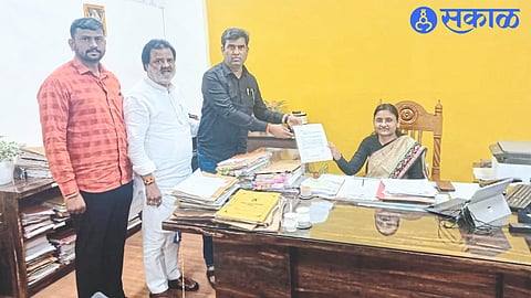 Former MLA Vasant Gite giving a statement to Municipal Commissioner Bhagyashree Banayat regarding Mumbai Naka Circle.