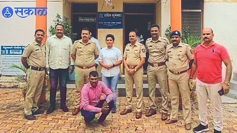 The police detained the fake officer. This time Vishnu Awad, Sheetal Nagarle, Prakash Chavanke and police personnel.