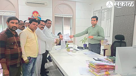 Villagers giving a statement to Collector Aman Mittal demanding that the government take a decision on the ownership rights of the huts on Gairaan land in Raver taluka.