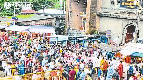 Due to the extra-Shravan mass and the Sunday holiday, the crowd of devotees surged in front of the Jyotirlinga temple