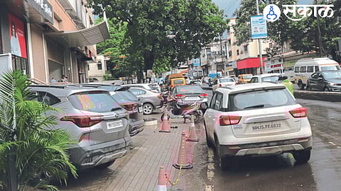 Problem of unauthorized parking in front of commercial complex nashik news