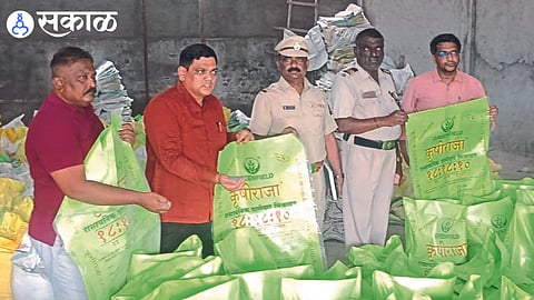 Kurban Tadvi, Arun Tayde and the police during the inspection during the recent operation in the case of fake fertilizer stock in the warehouse of MIDC.