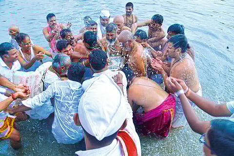 माऊलींच्या पादुकांना नीरा स्नान