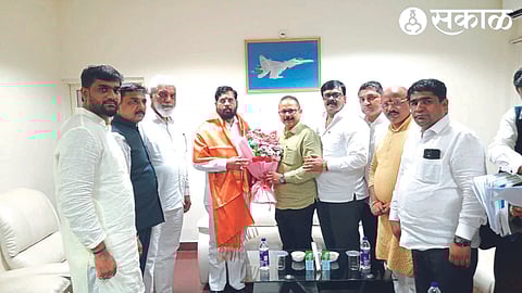 Guardian Minister Dada Bhuse, Shiv Sena Liaison Chief Bhausaheb Choudhary, District Chief Ajay Boraste, Liaison Leader Raju Lavate, Municipal Chief Praveen Tidme etc. while giving a statement to Chief Minister Eknath Shinde demanding cancellation of excessive house rent.