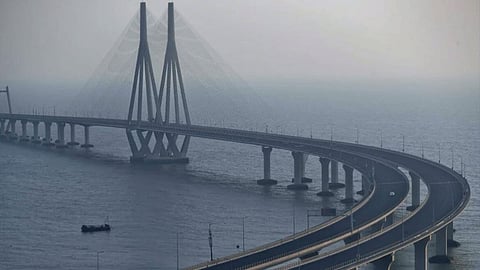 man stops car bandra worli sea link jumps into sea naval coast guard search on