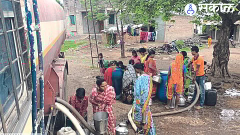 Nashik Water Scarcity : भर पावसाळ्यातही तहान भागते टँकरवर! येवल्यात टंचाईची साडेसाती