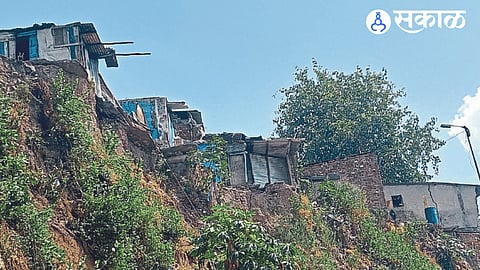 Houses in dangerous condition on Kazigadhi bank.