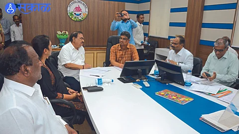 Former Minister and MLA Eknath Khadse instructing the officials in the meeting of Tapi Irrigation Corporation to review the works of incomplete irrigation projects in the district.
