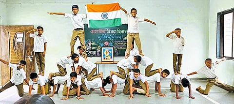 वाल्हेच्या वाल्मीकी विद्यालयात 
हुतात्मांना वाहिली श्रद्धांजली