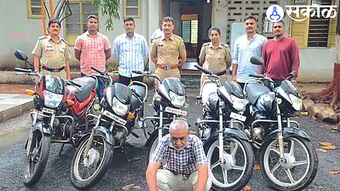 Police inspector Awhad and team with the two-wheeler thief.
