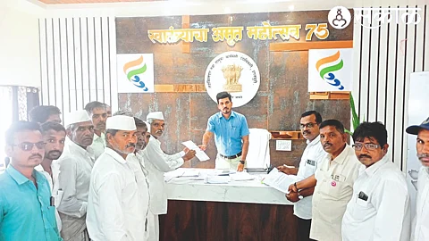 Giving a statement to the Tehsildar for the demand for correction