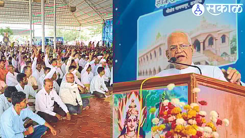 Gurumauli Annasaheb More during weekly satsang ceremony. In front, devotees from all over the state, sevakeri