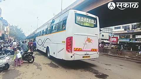 A travel agency bus stopped illegally at Bitco Chowk.