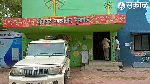 Employees locking up the municipal office. Along with Provincial Officer and Administrator Jitendra Patil.