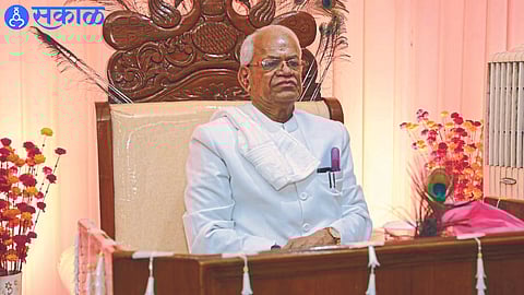 Gurumauli Annasaheb More while guiding the weekly satsang ceremony at Pradhan Kendra.