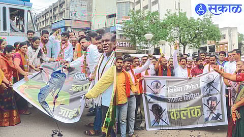 Shiv Sena Thackeray group and bjp staged Jode Maro movement against Fadnavis and Uddhav Thackeray image jalgaon news