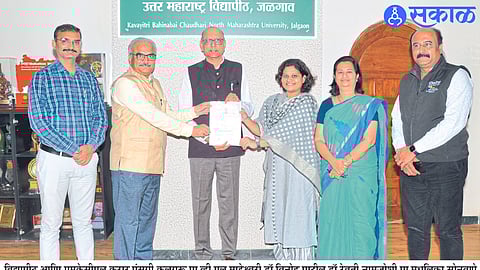 On entering into MoU with MKCL, Vice Chancellor Prof. Dr. V. L. Maheshwari. Neighbor Dr. Vinod Patil, Revati Namjoshi, Prof. Madhulika Sonawane, Ravindra Patil, Santosh Birari