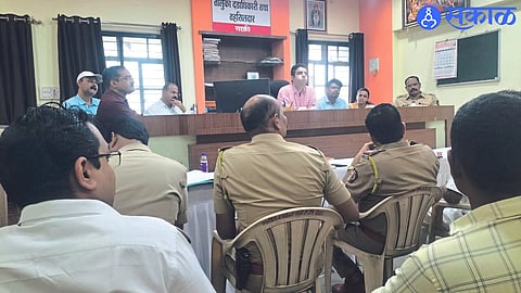 According to the Hamal Mapadi Act, former collector Jalaj Sharma in a discussion with market committee representative, trader representative, Hamal Mapadi representative.