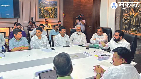 Chief Minister Eknath Shinde giving instructions in a meeting held on Friday to solve the traffic jam on the Nashik-Mumbai highway.