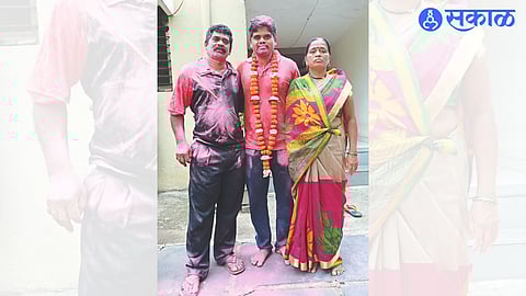 Amol Bhuvad celebrating his success with his parents