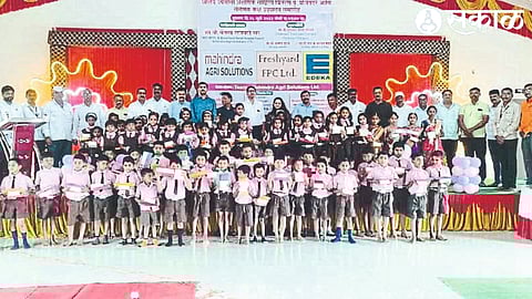 Dignitaries and school students, teachers while distributing various materials at Varadvinayak Zilla Parishad Vasti School