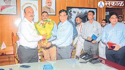 Newly appointed Commissioner of Municipal Corporation Dr. Additional Commissioner Pradeep Chaudhary welcoming Ashok Karanjkar.