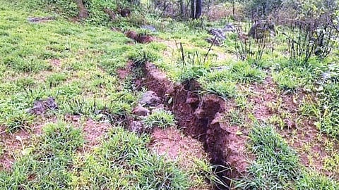 Satara News : गावांवर दरडीचा धोका, जमिनींनाही पडल्या भेगा; प्रांताधिकाऱ्यांनी दिले स्थलांतराचे आदेश