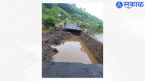 Jalgaon News : तुम्हीच सांगा, शाळेत जायचे तरी कसे? पूल खचल्याने विद्यार्थ्यांची धोकादायक कसरत