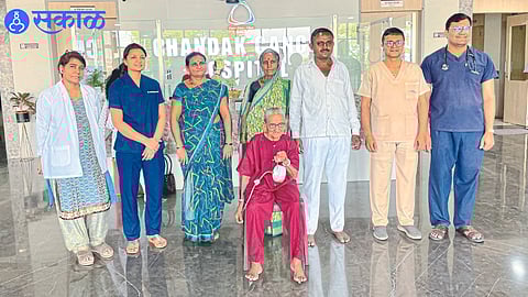 Dr. along with the patient who underwent surgery. Nilesh Chandak, other doctors and relatives of the patient.